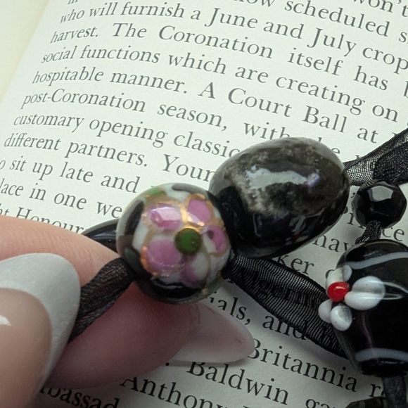 Elegant Black Beaded Bracelet - Picture 10 of 13